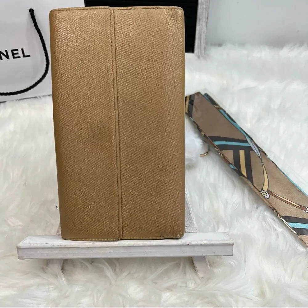 𝅺CHANEL Beige Leather Coco CC Button Line